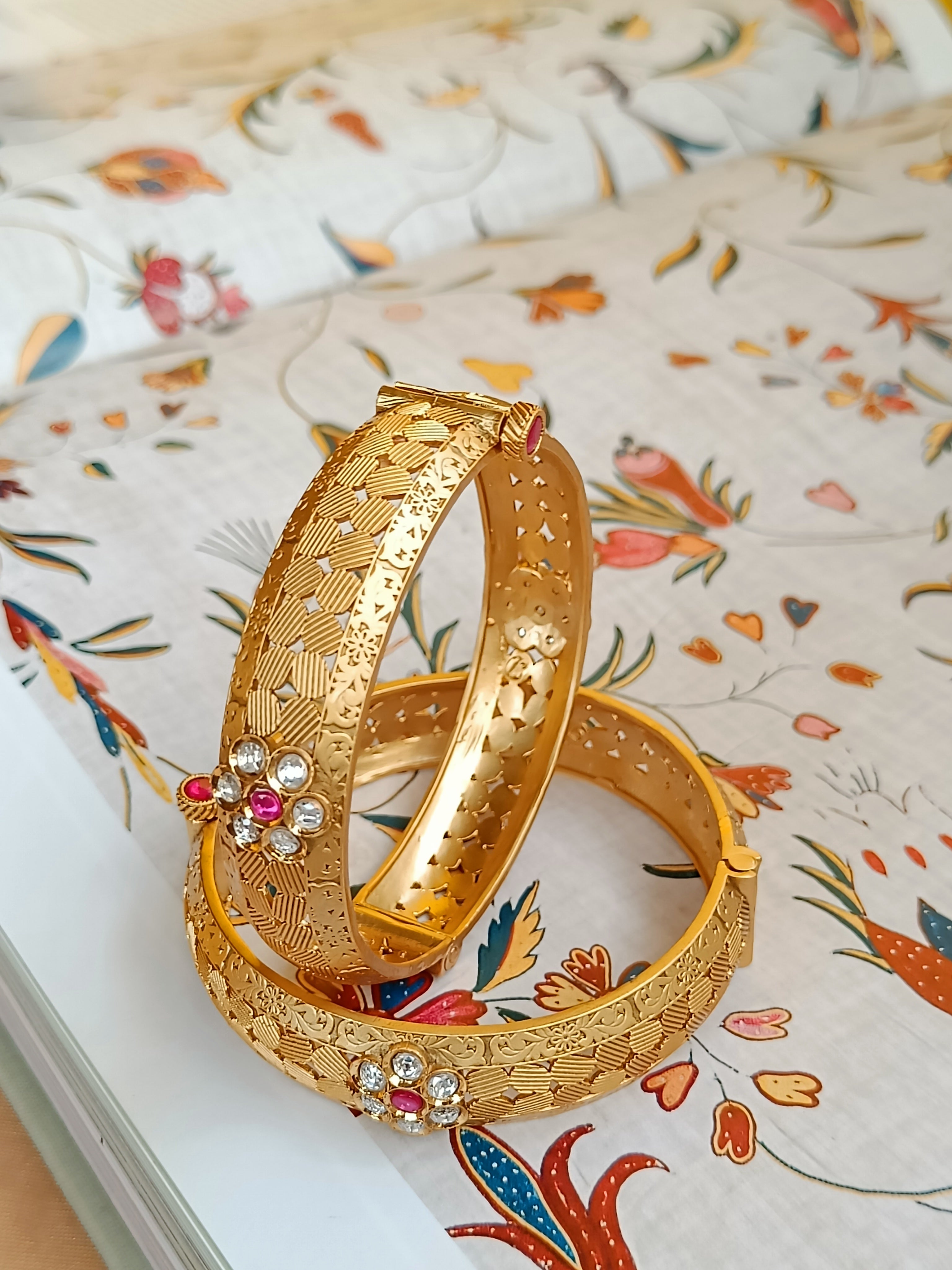 Matt gold kada pair with kundan mogappu