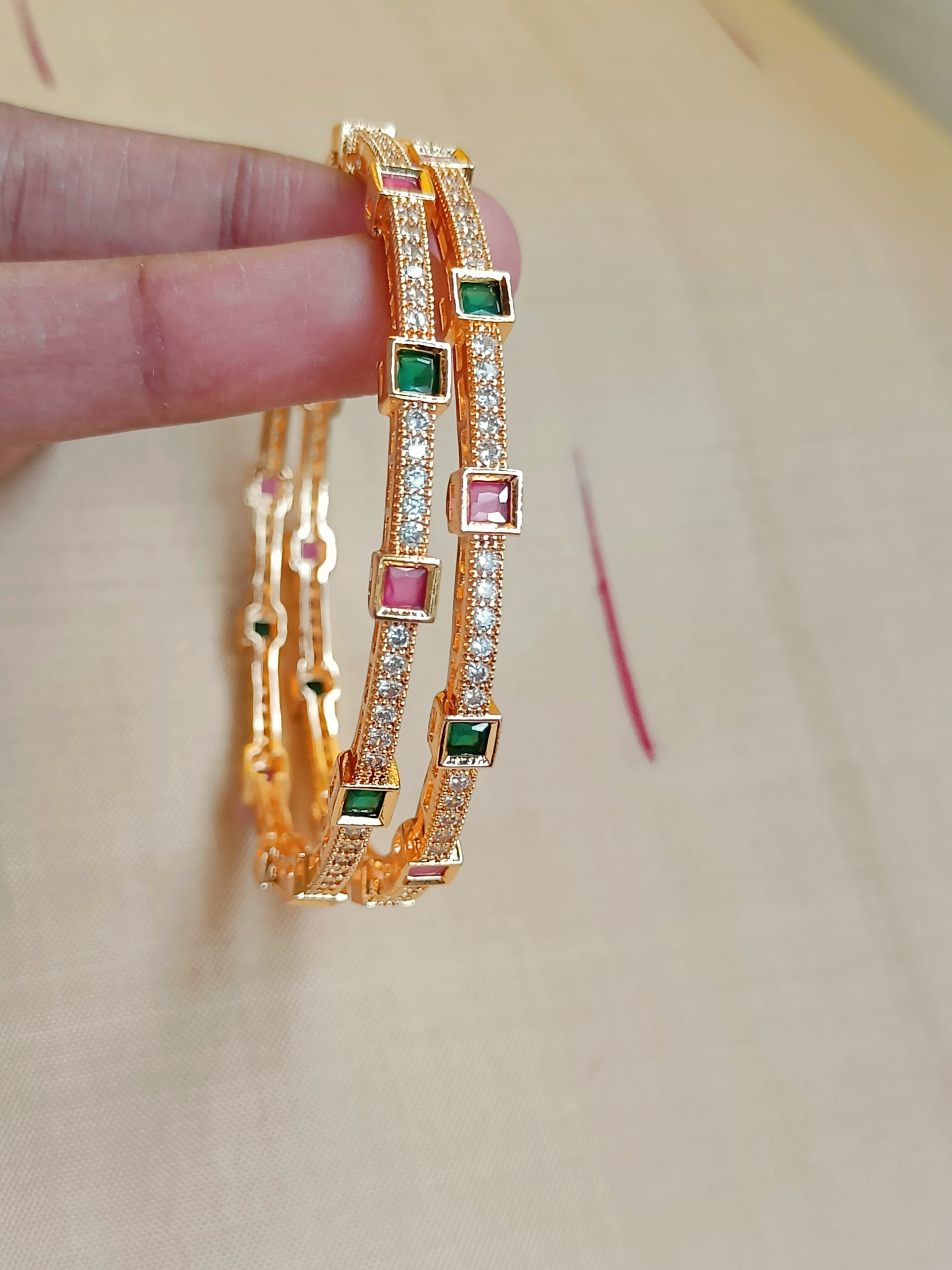 Diamond pattern with red and green squares