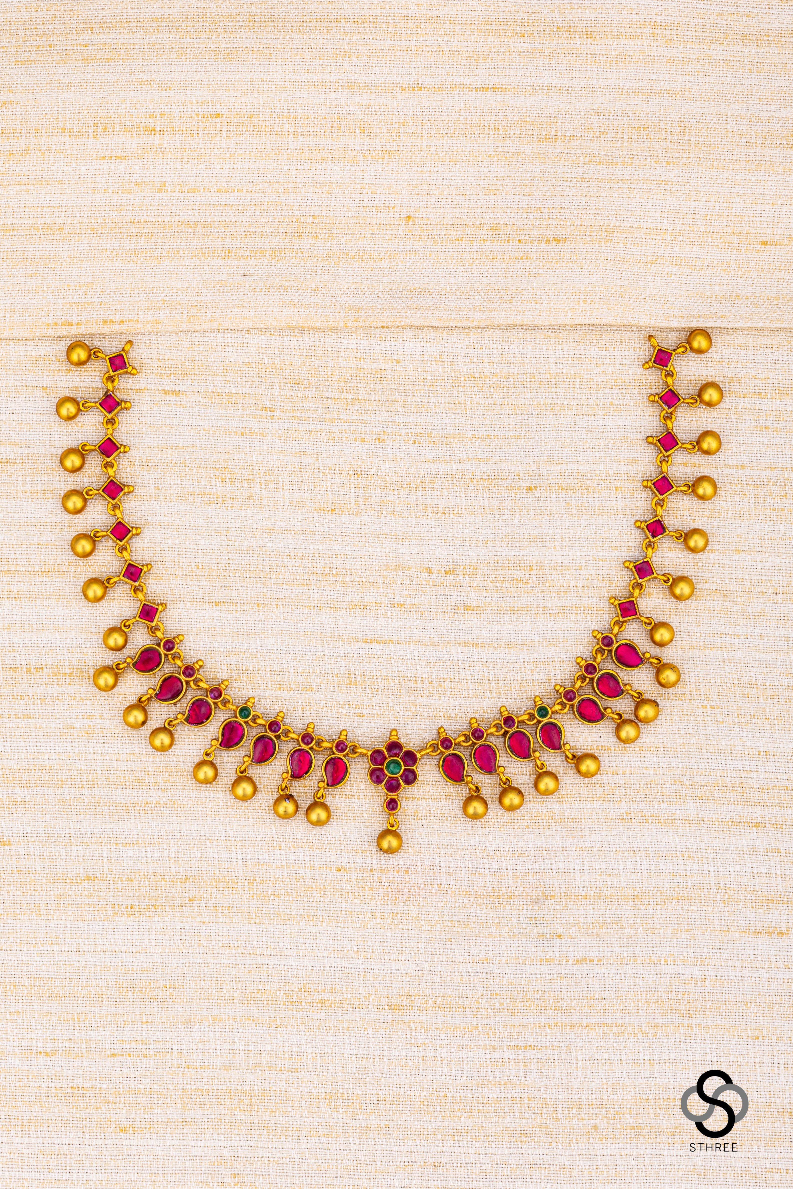 Kemp red necklace - Gold balls hangings