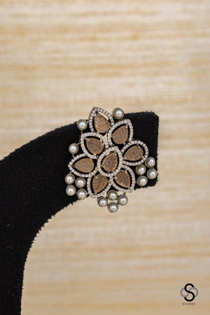 Beige earrings with pearls