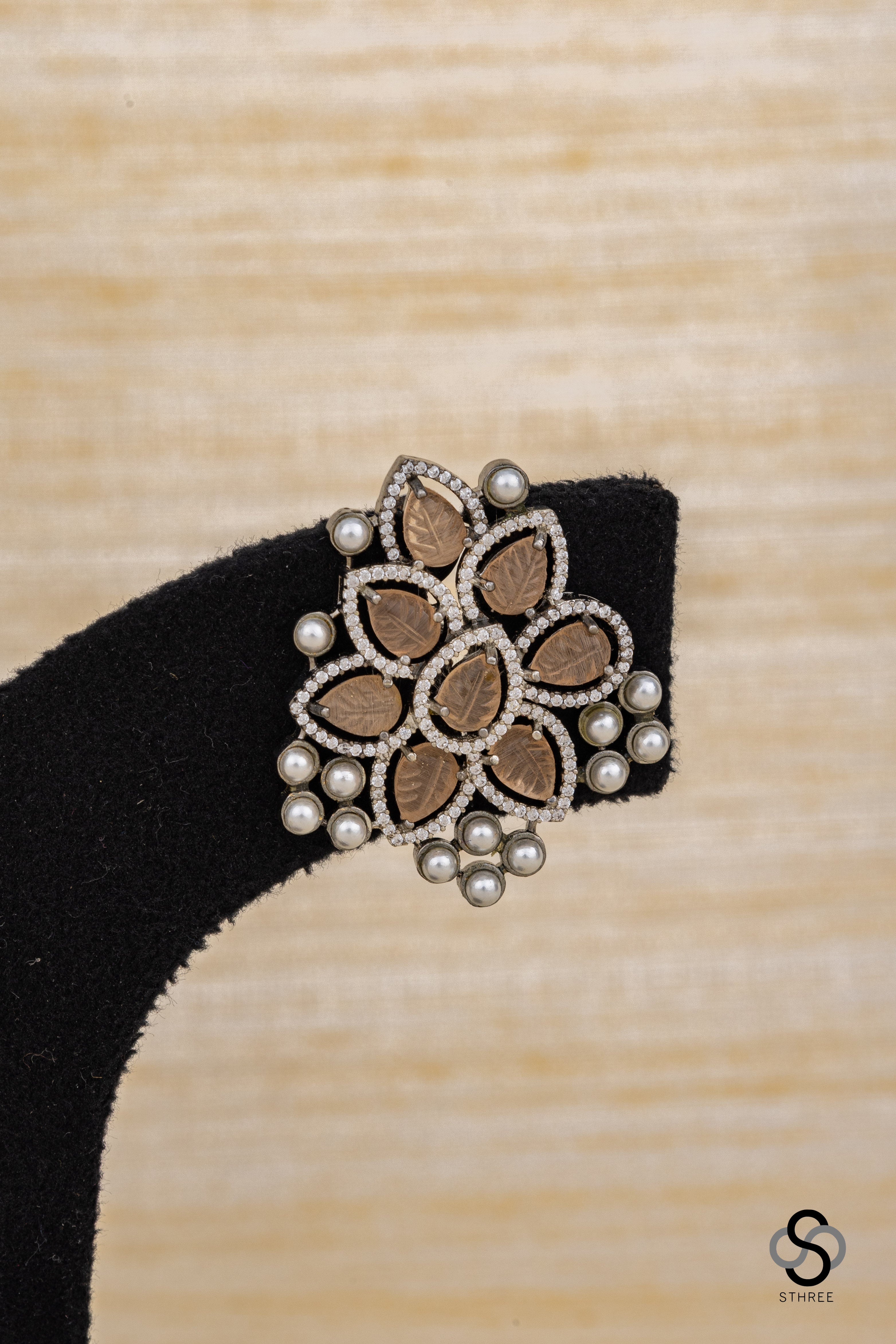 Beige earrings with pearls