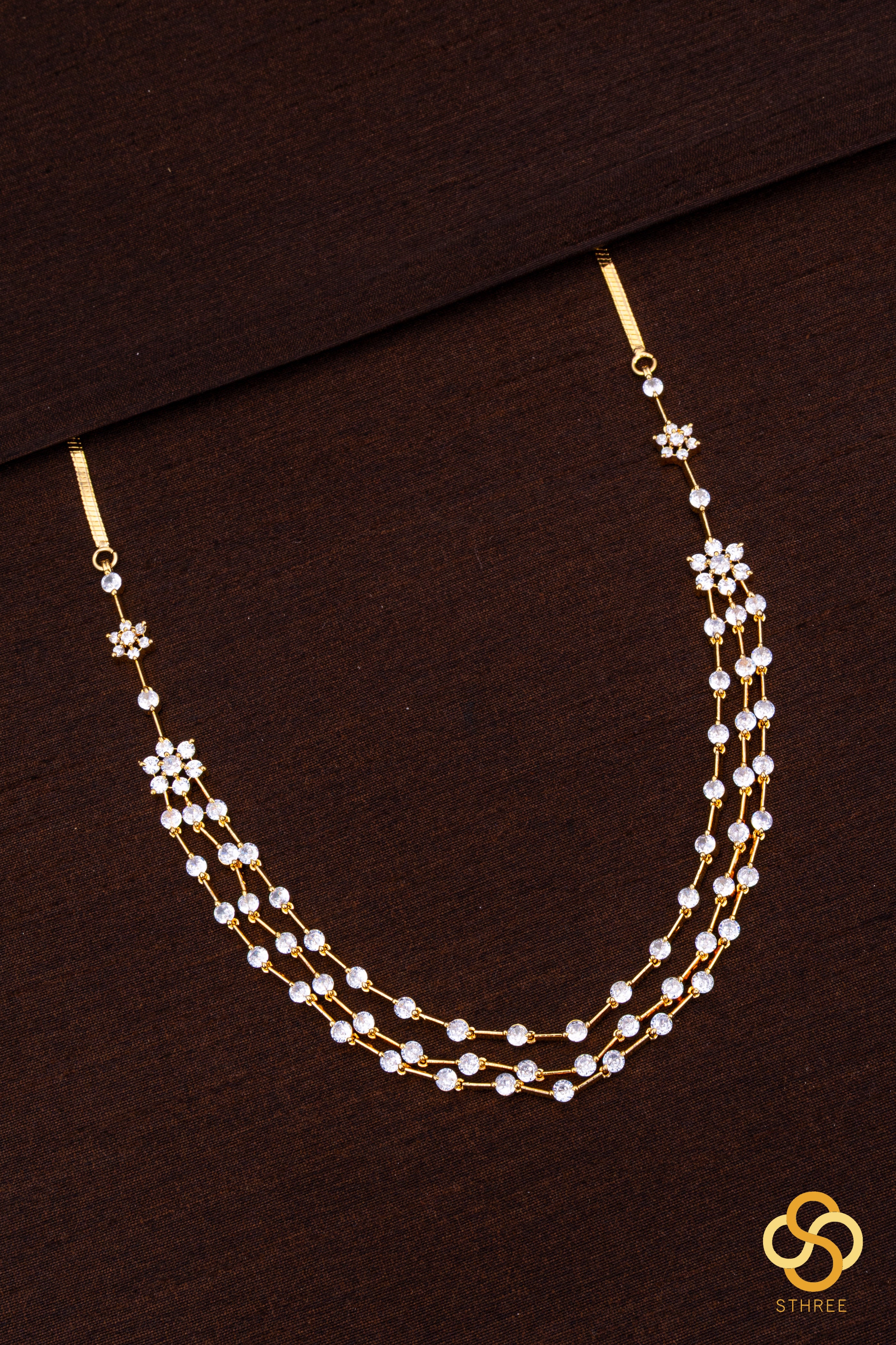 Three liner diamond pattern necklace