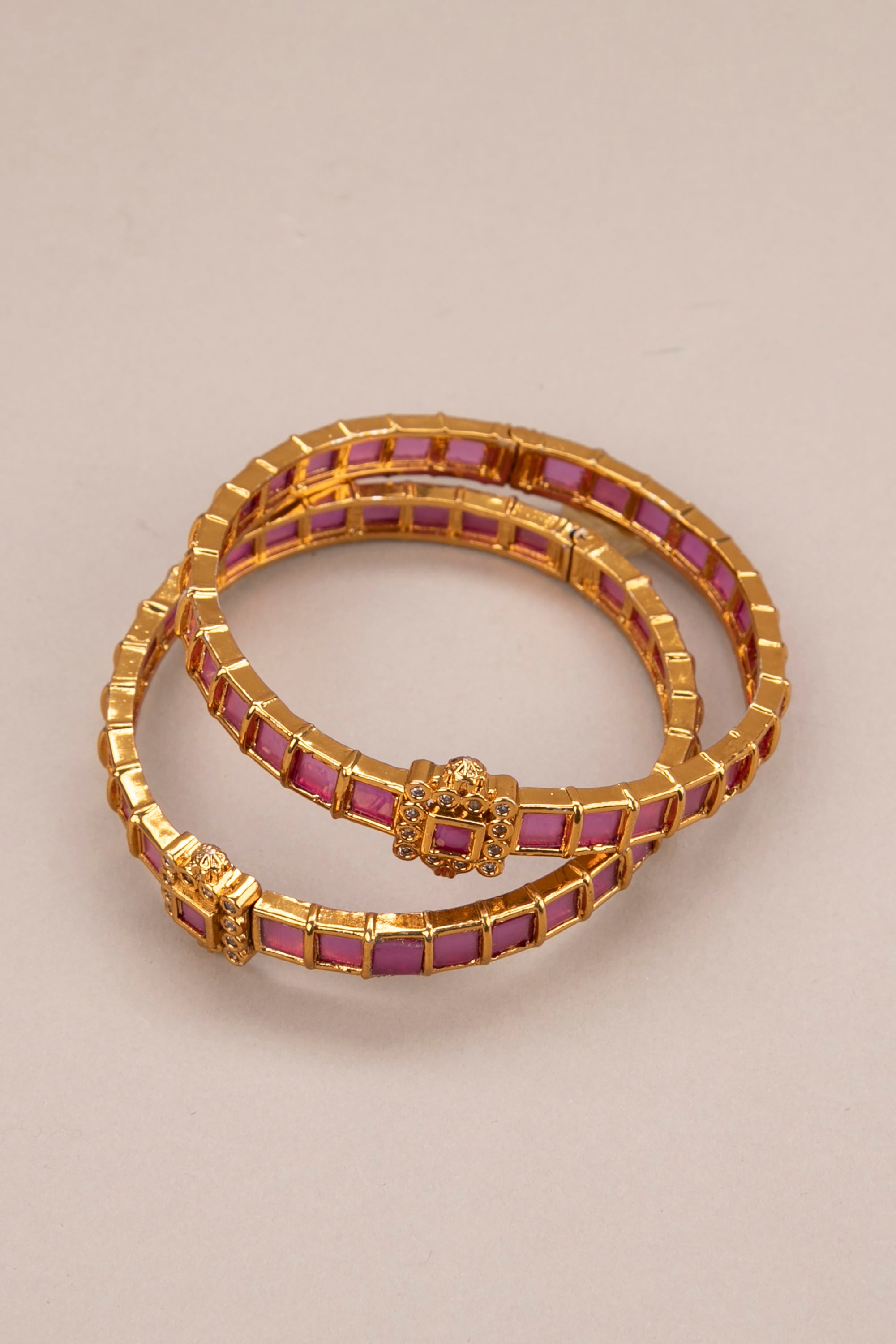 Kemp red kada with mogappu (openable pattern)