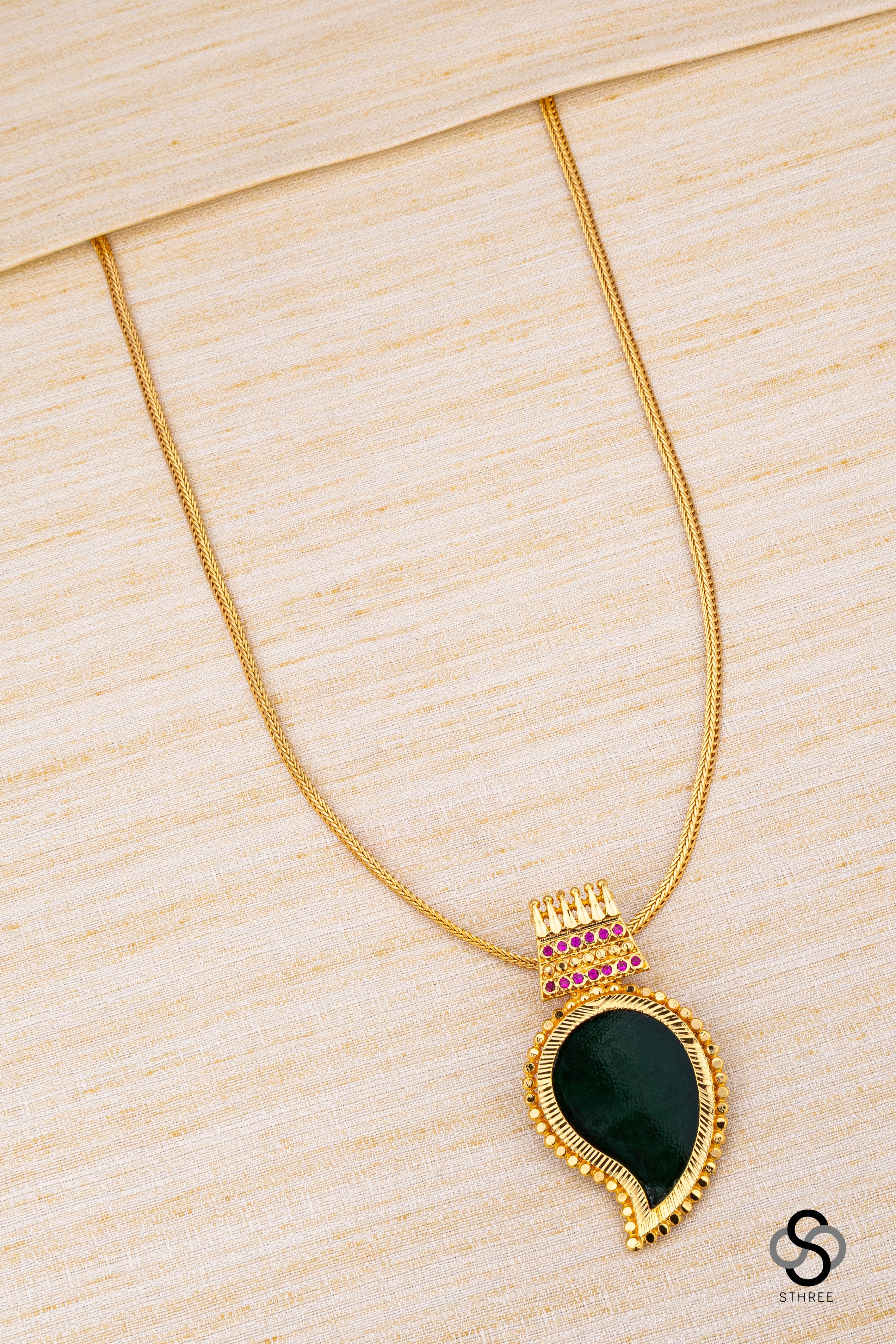 Manga pendent necklace - Emerald green