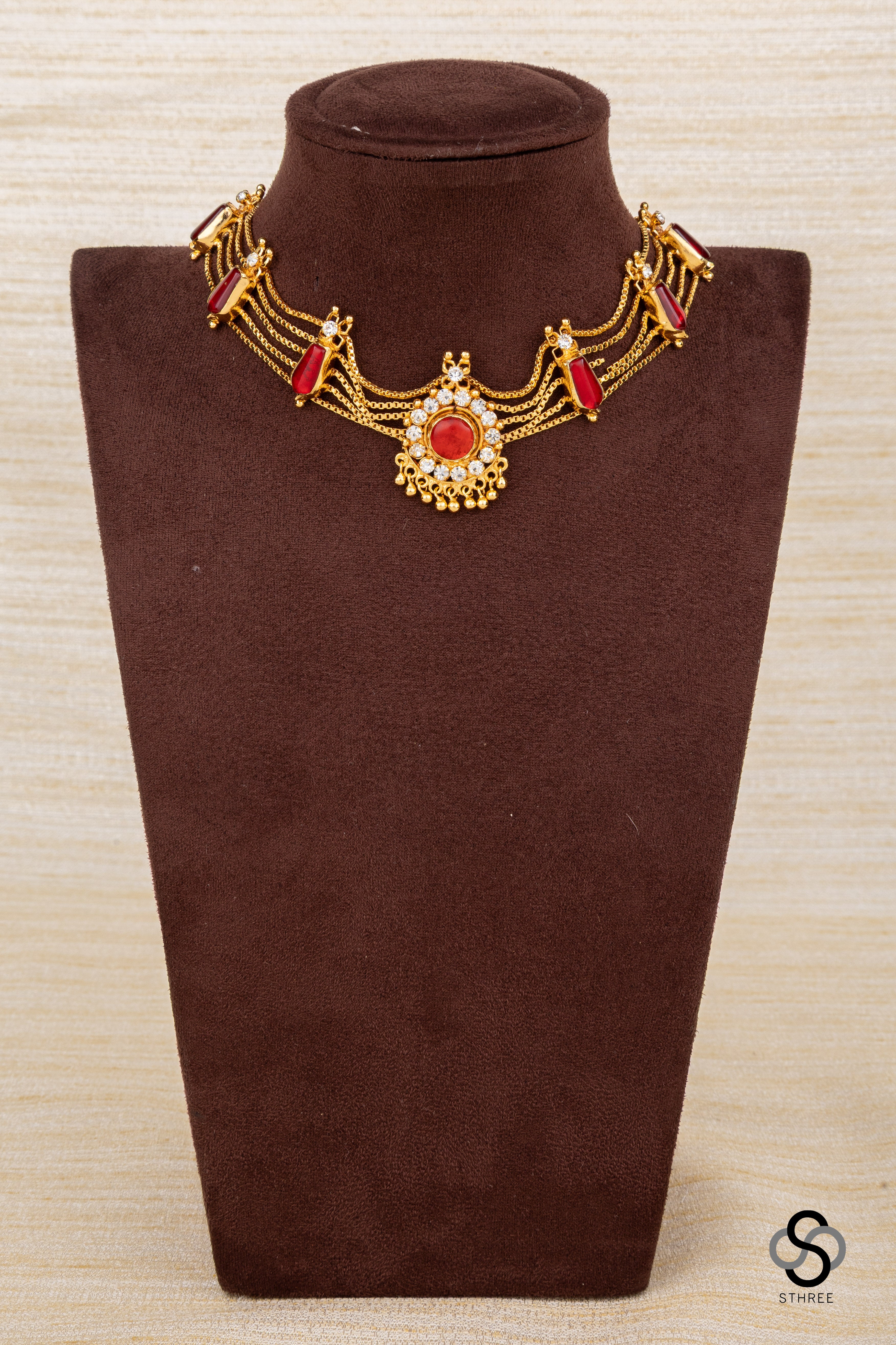Traditional kemp choker in Ruby red