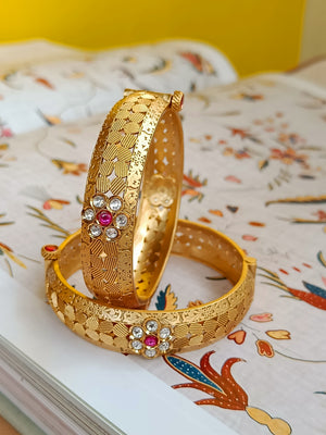 Matt gold kada pair with kundan mogappu