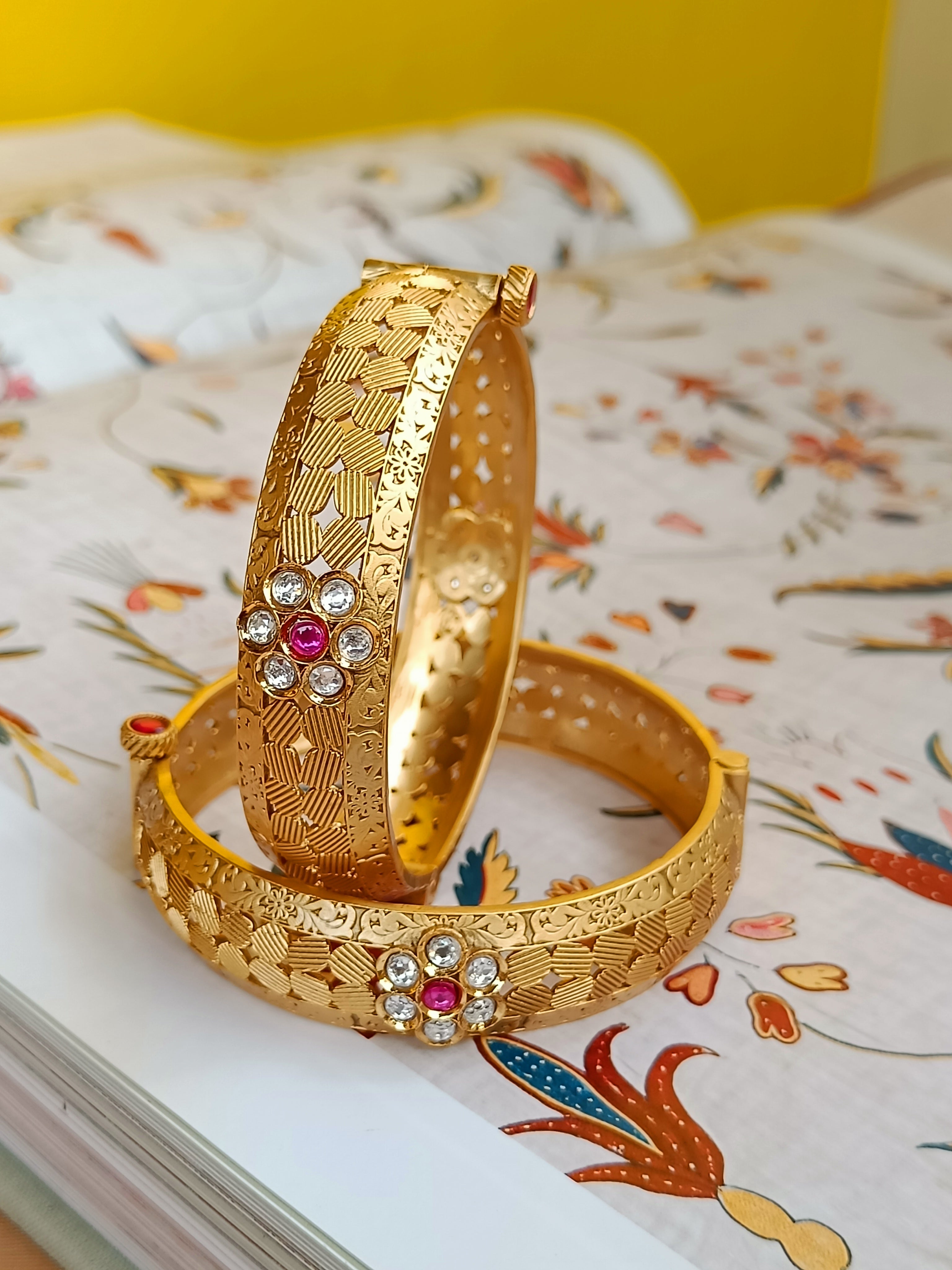 Matt gold kada pair with kundan mogappu