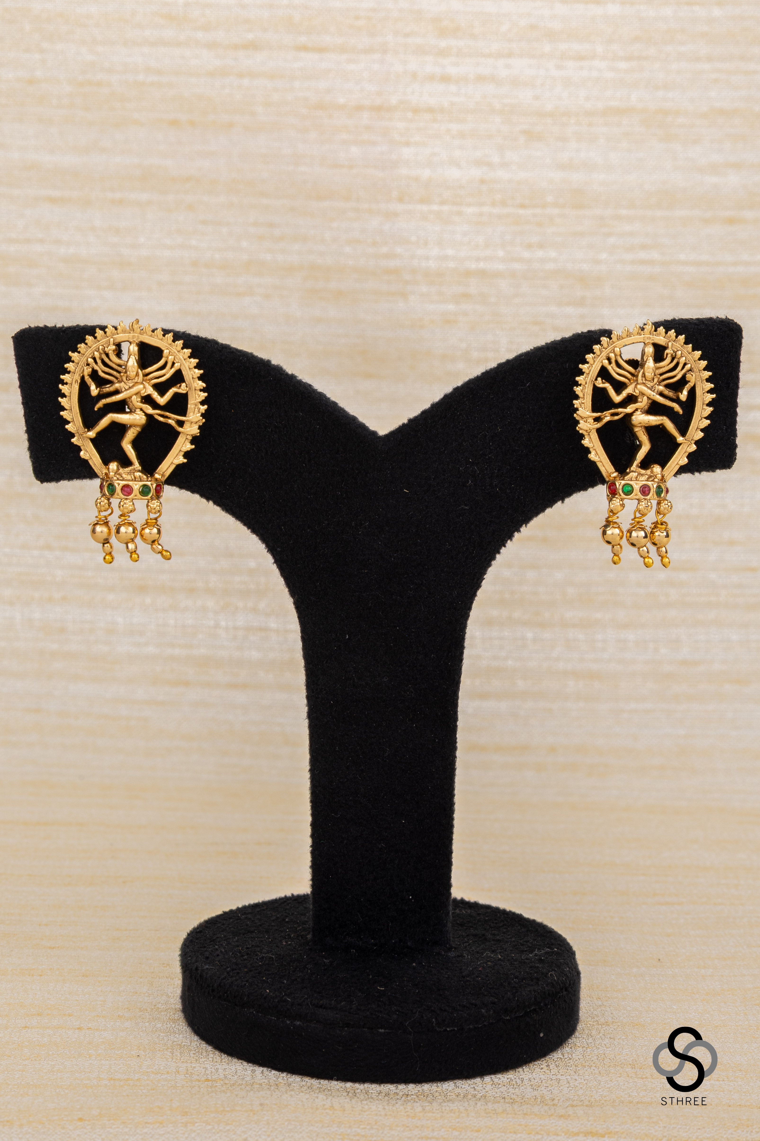 Natarajan pendant with three liner coral set