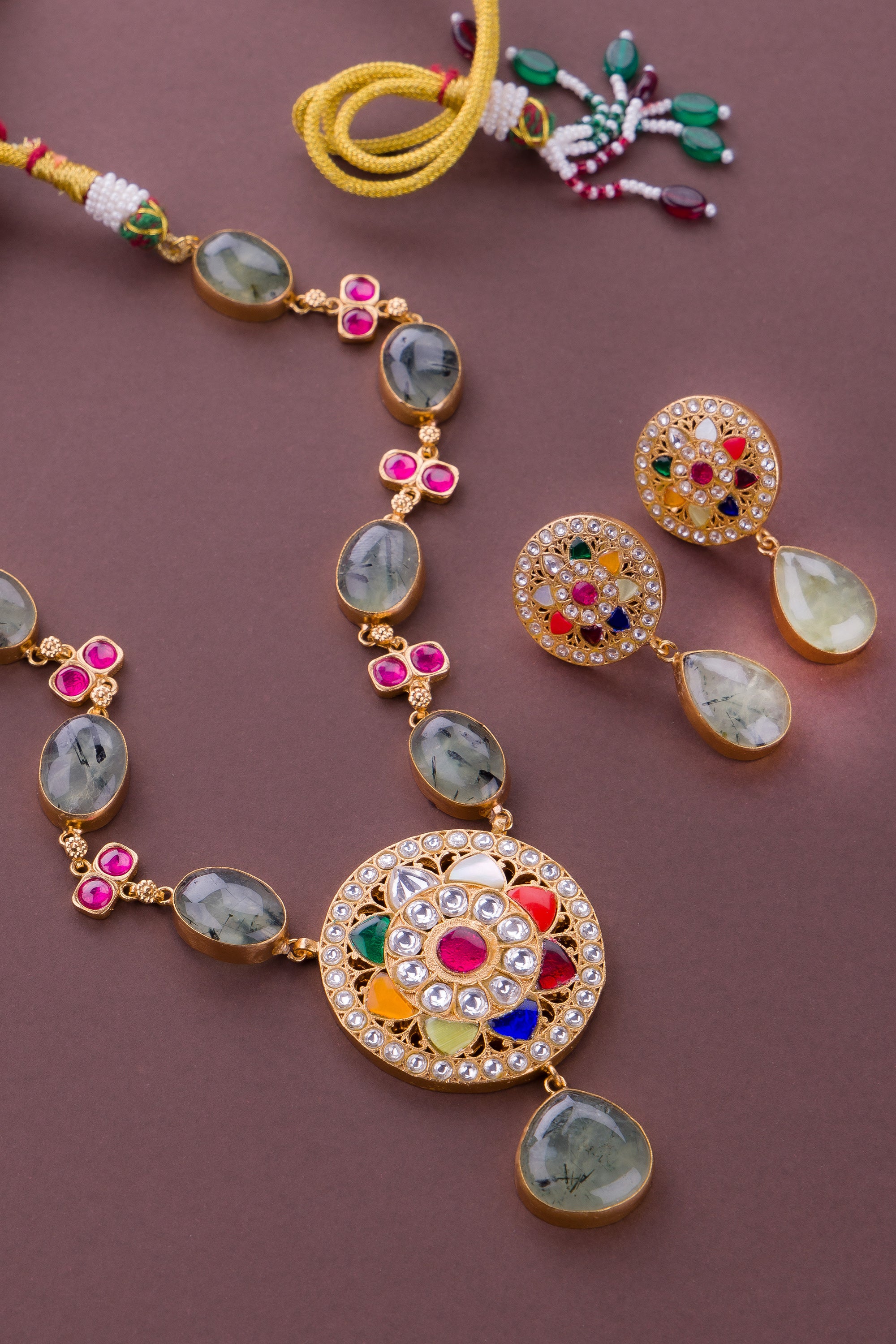 Emerald green cabachon necklace set with Navarathna pendant