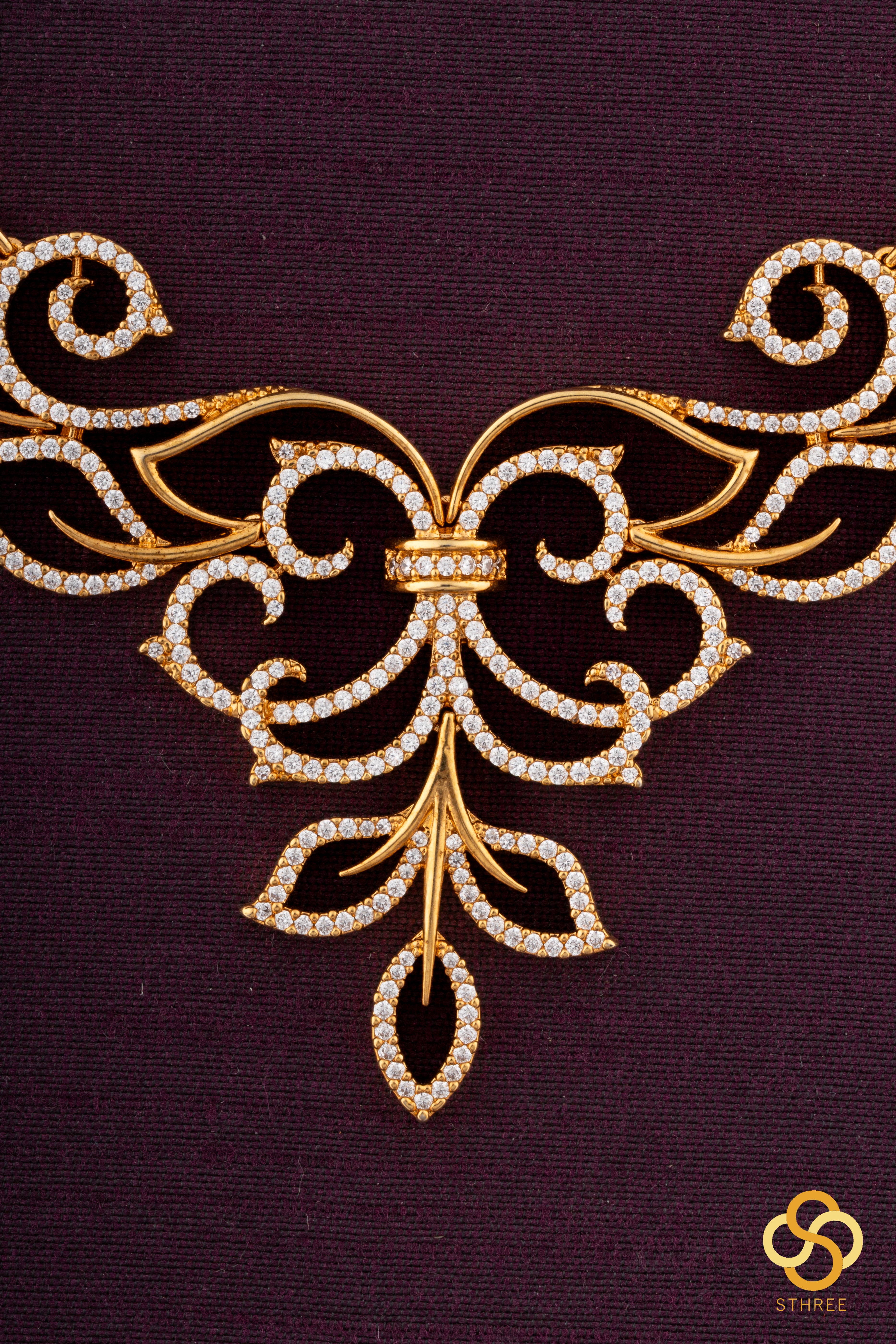 Diamond pattern floral neckpiece set