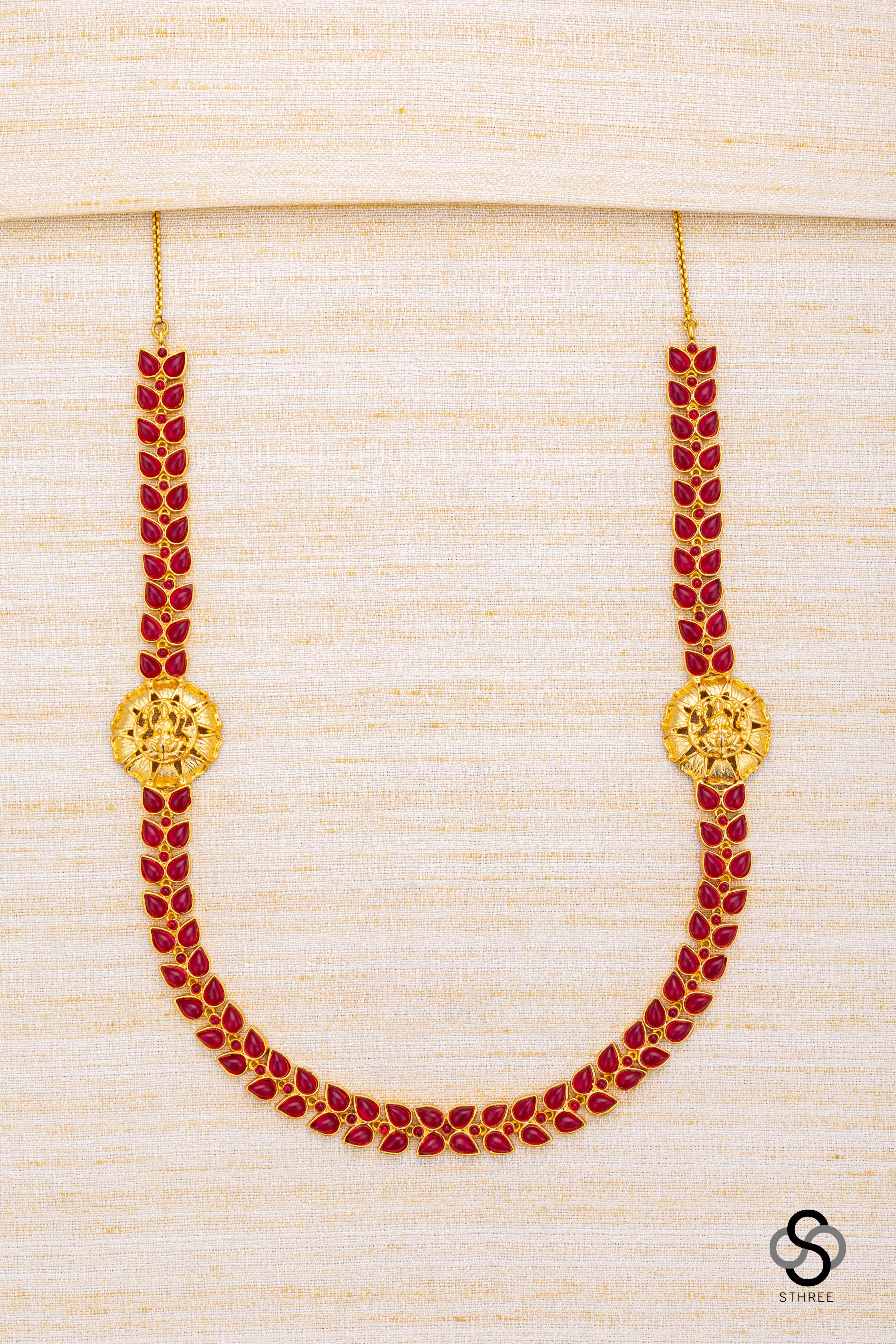 Lakshmi Mogappu with kemp stones