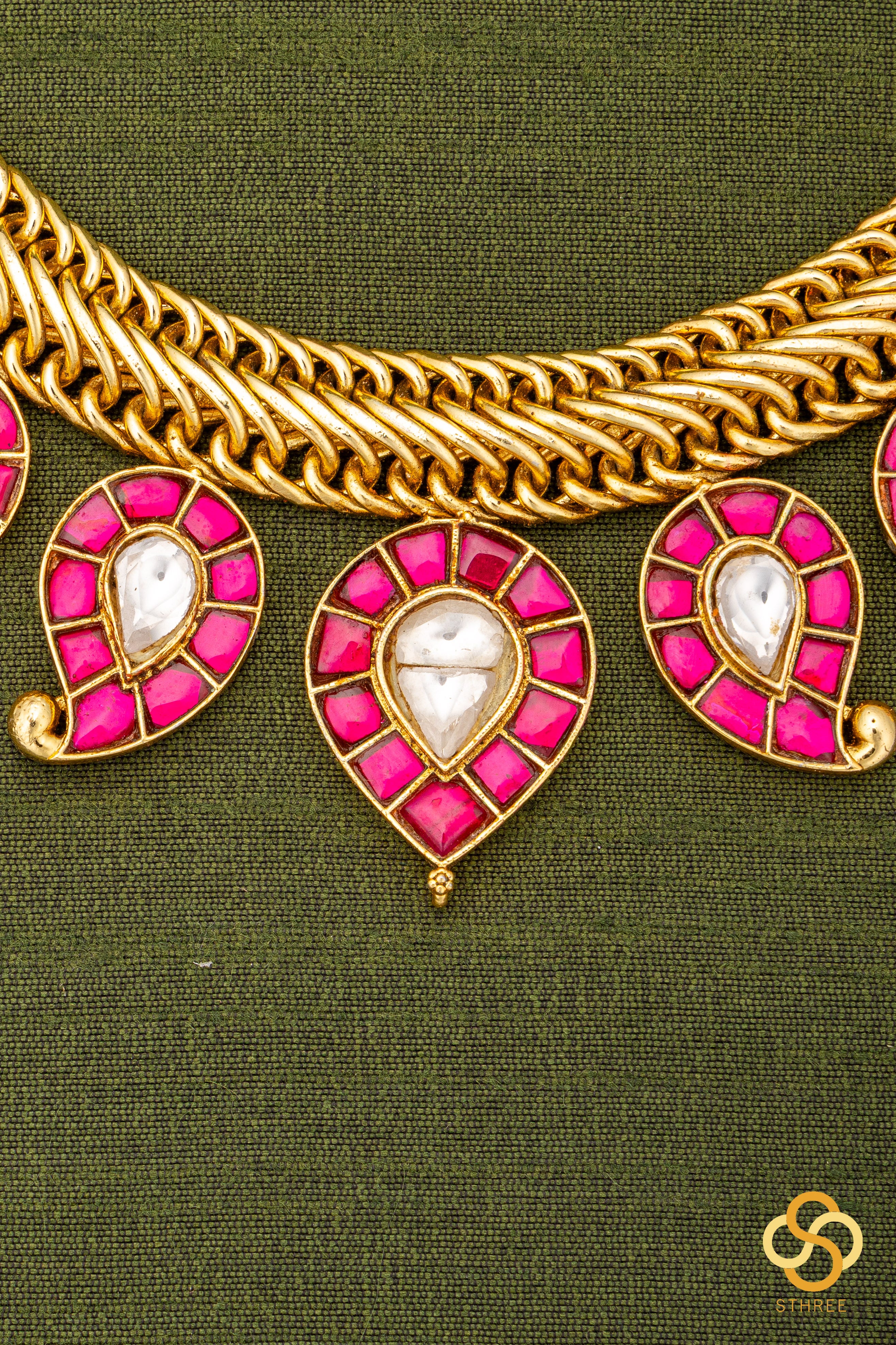 Manga Malai Set in a Spiral Chain - Kemp Red