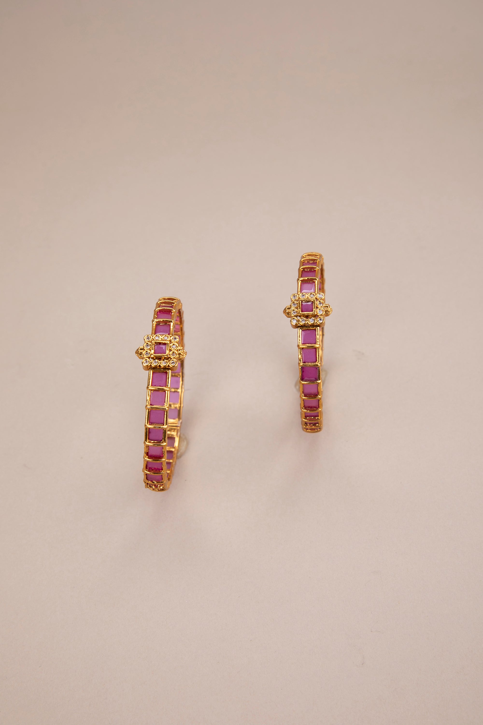 Kemp red kada with mogappu (openable pattern)