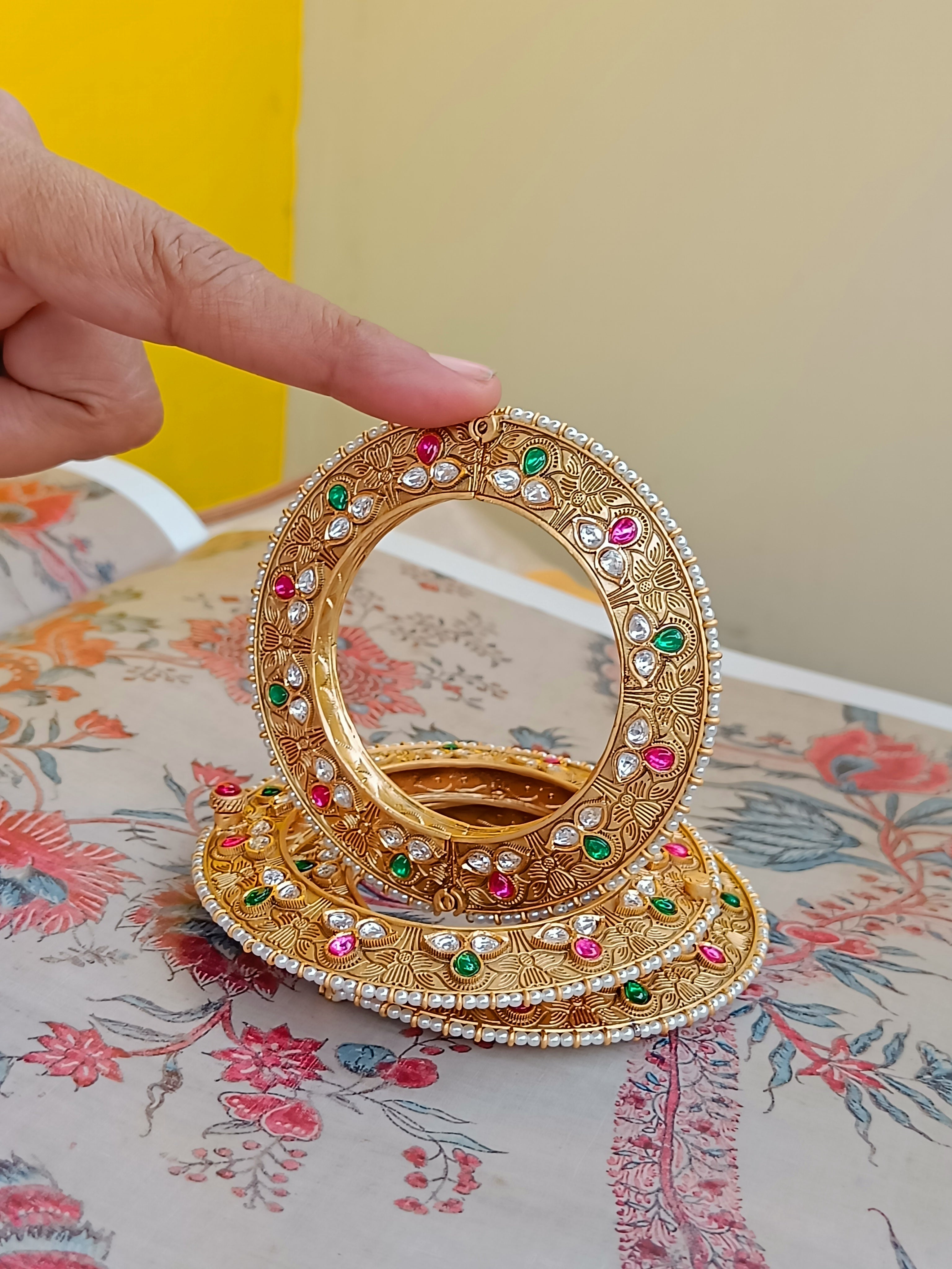 Gokhru - Single kada with kundan and pearls