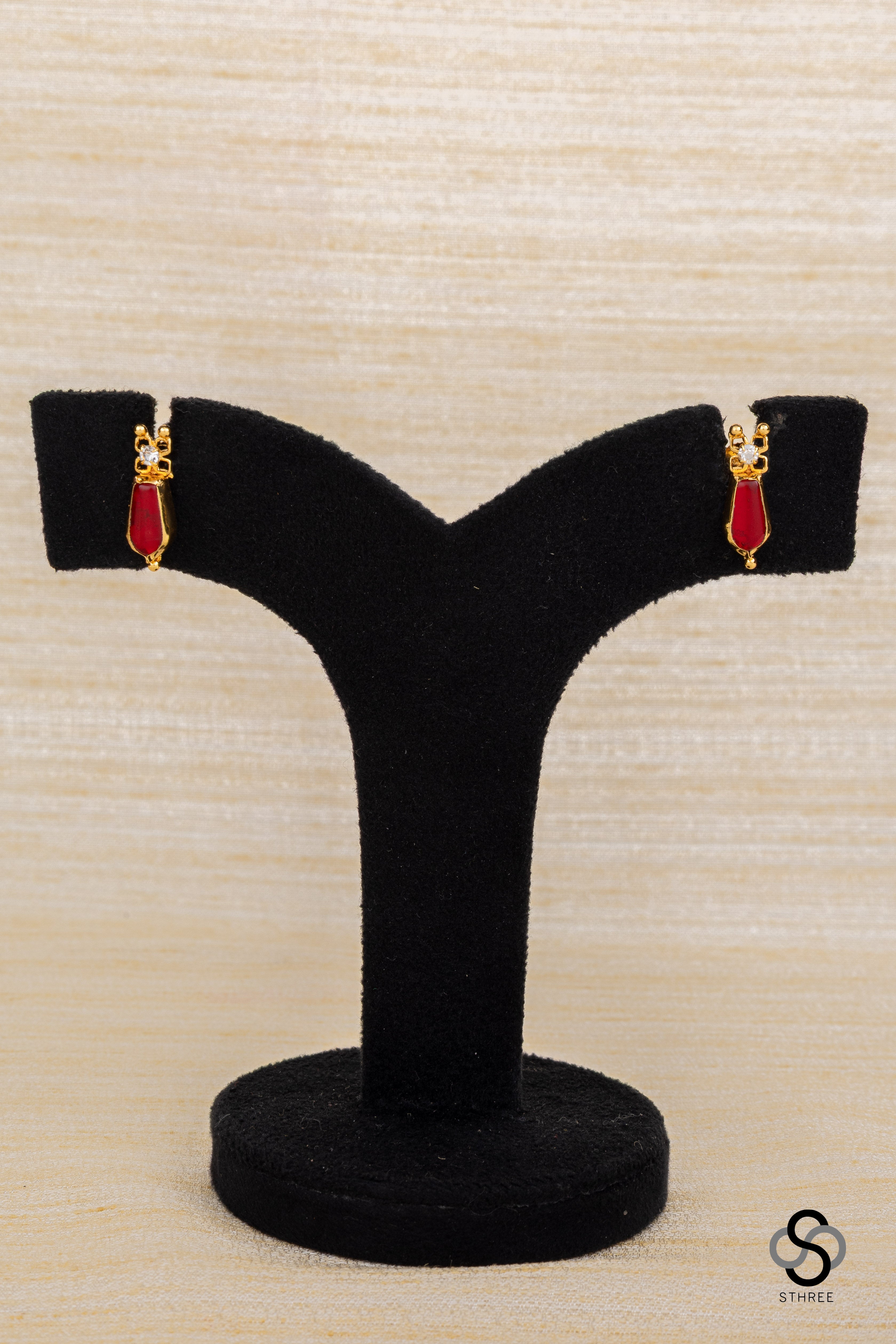 Traditional kemp choker in Ruby red