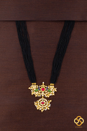 A bunch of black cut-beads strands - Mayurakanthi haram - White