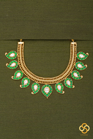 Manga Malai Set in a Spiral Chain - Emerald Green