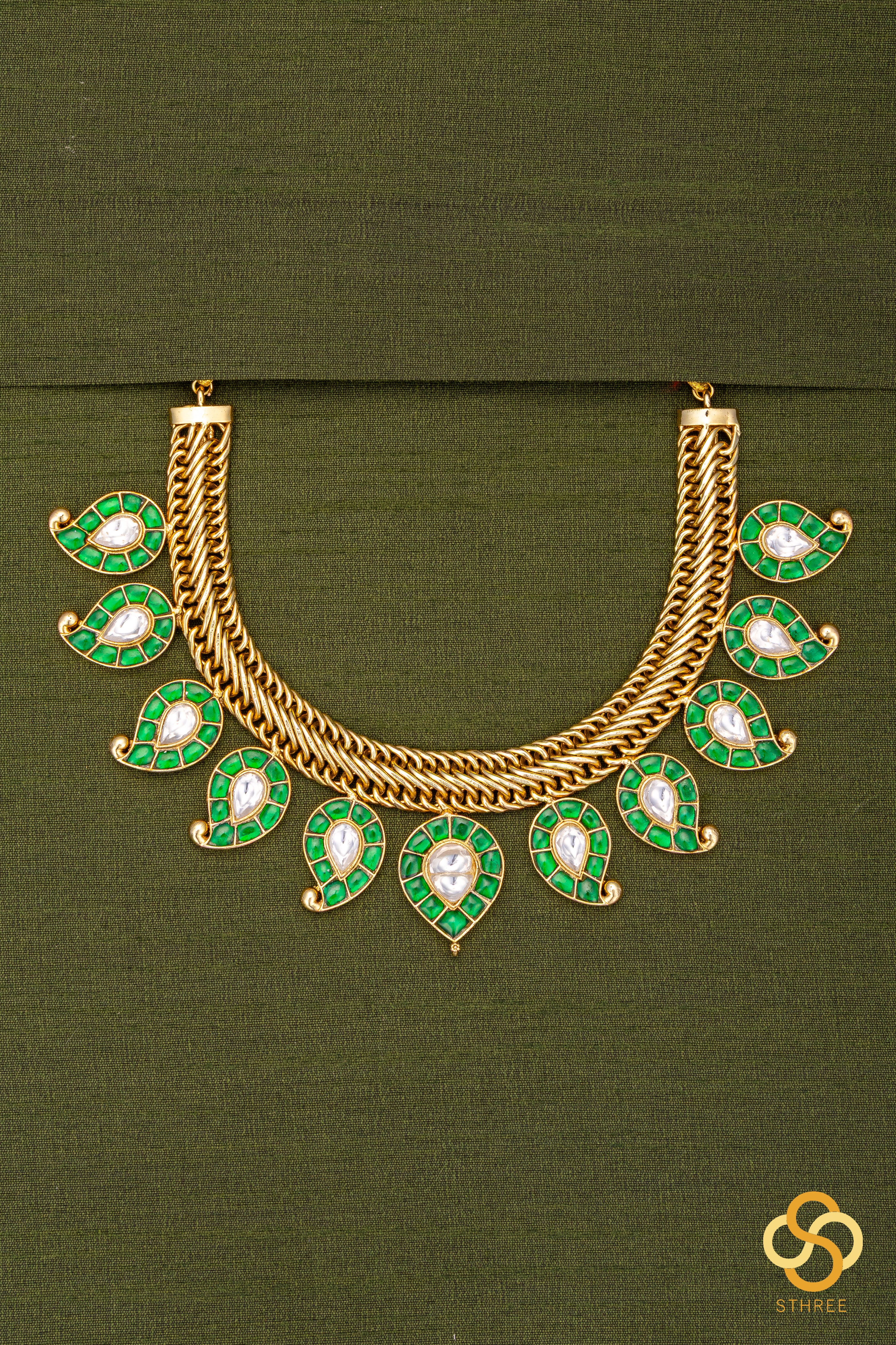 Manga Malai Set in a Spiral Chain - Emerald Green