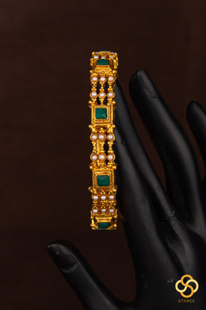 Antique finish, square Green kemp with pearls