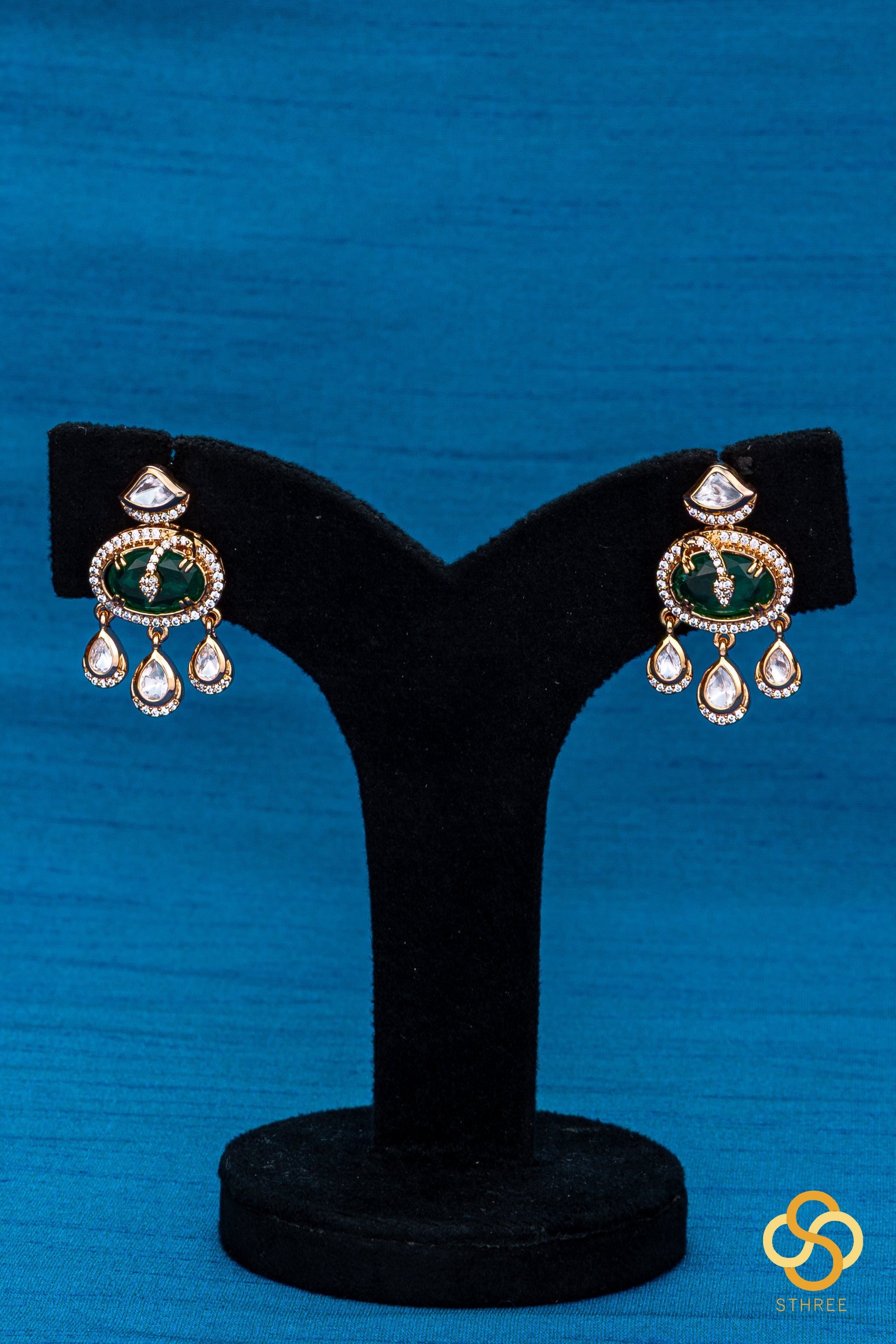 Pearl Choker in Jadau Kundan Pendant - Emerald Green