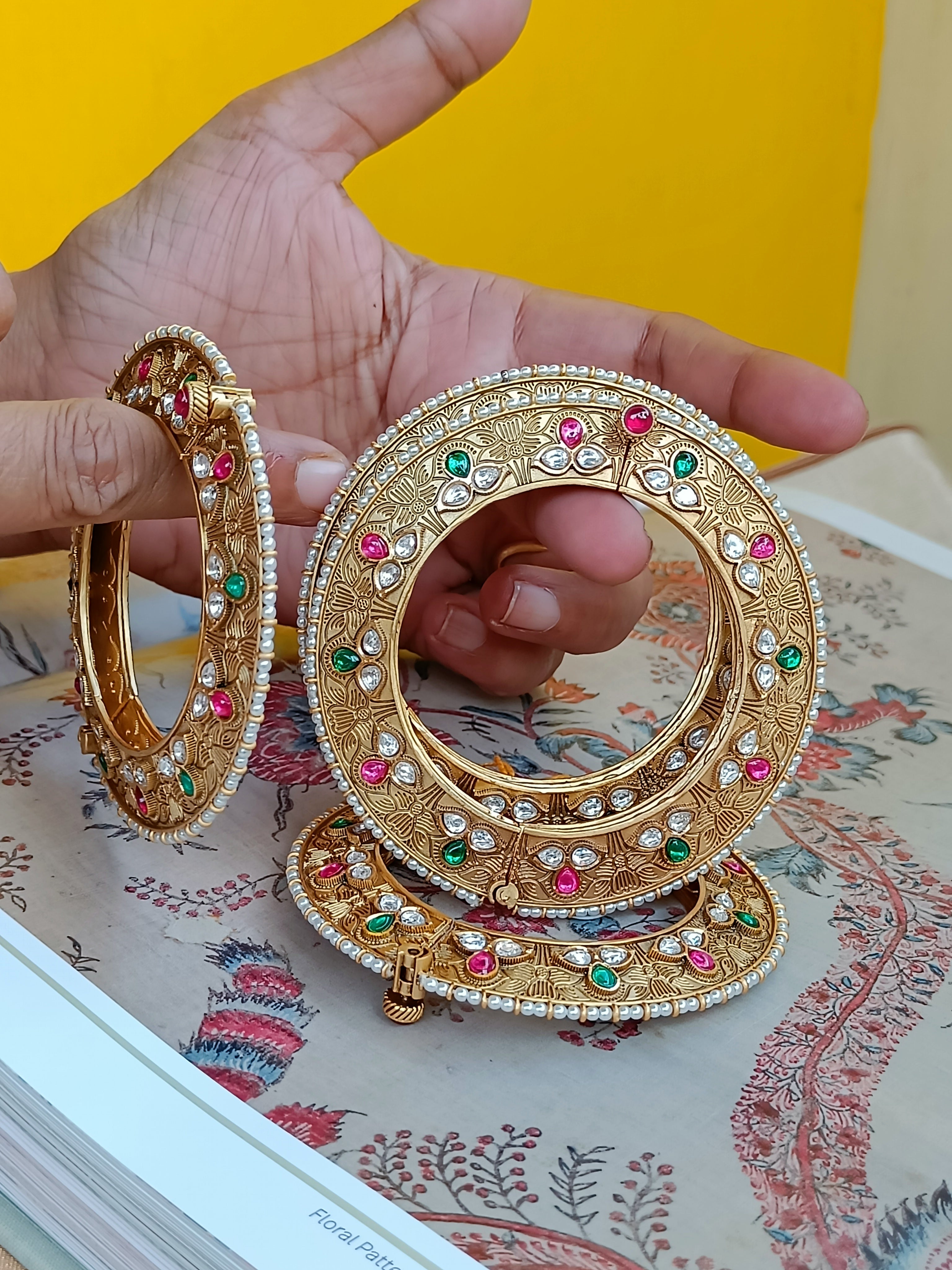 Gokhru - Single kada with kundan and pearls