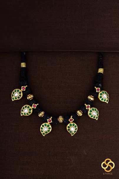 Black thread with mangai set - Emerald green