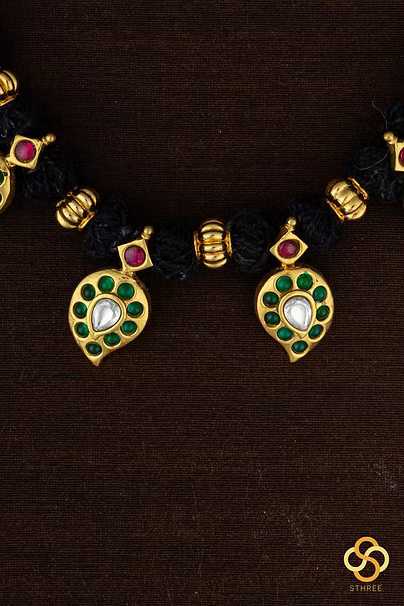 Black thread with mangai set - Emerald green