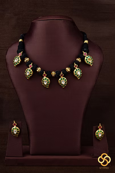 Black thread with mangai set - Emerald green