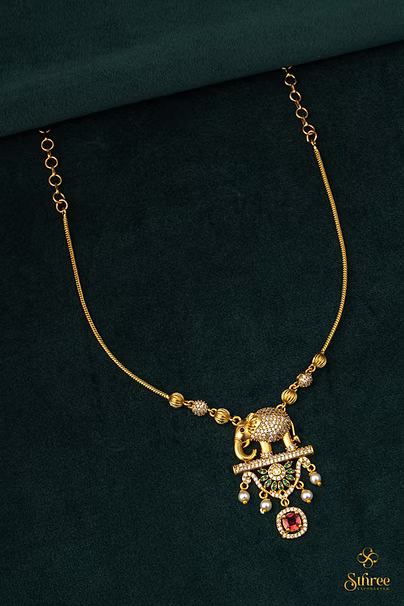 Elephant pendant short chain - Green
