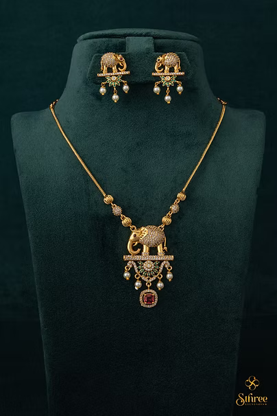 Elephant pendant short chain - Green