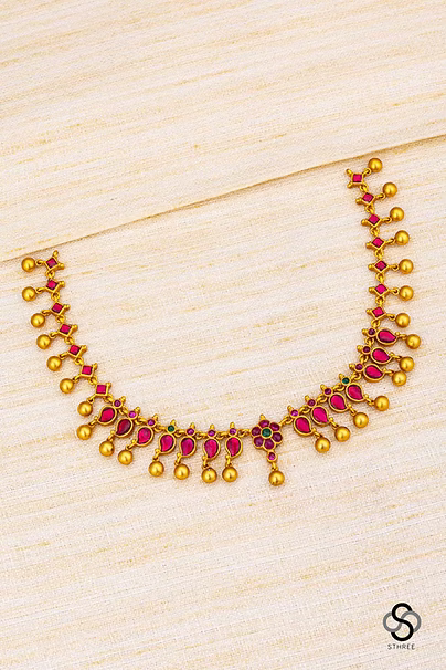Kemp red necklace - Gold balls hangings