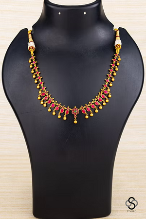 Kemp red necklace - Gold balls hangings