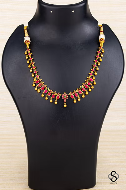 Kemp red necklace - Gold balls hangings