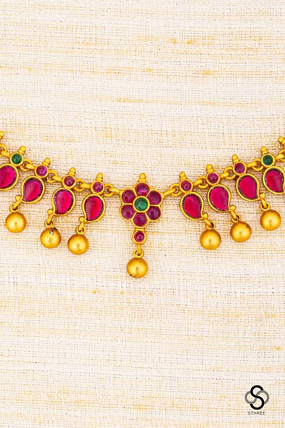 Kemp red necklace - Gold balls hangings